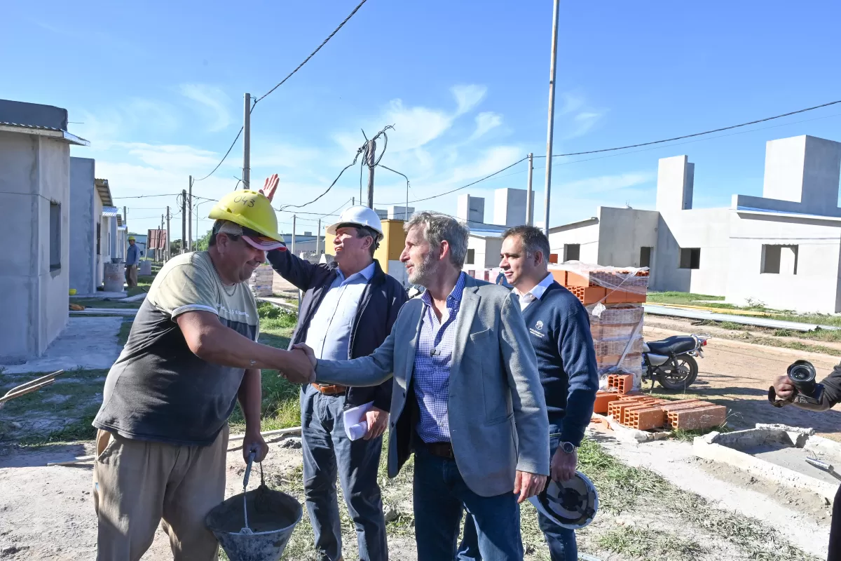Frigerio recorri&oacute; viviendas en construcci&oacute;n y ratific&oacute; la finalizaci&oacute;n de obras habitacionales en Gualeguaych&uacute;