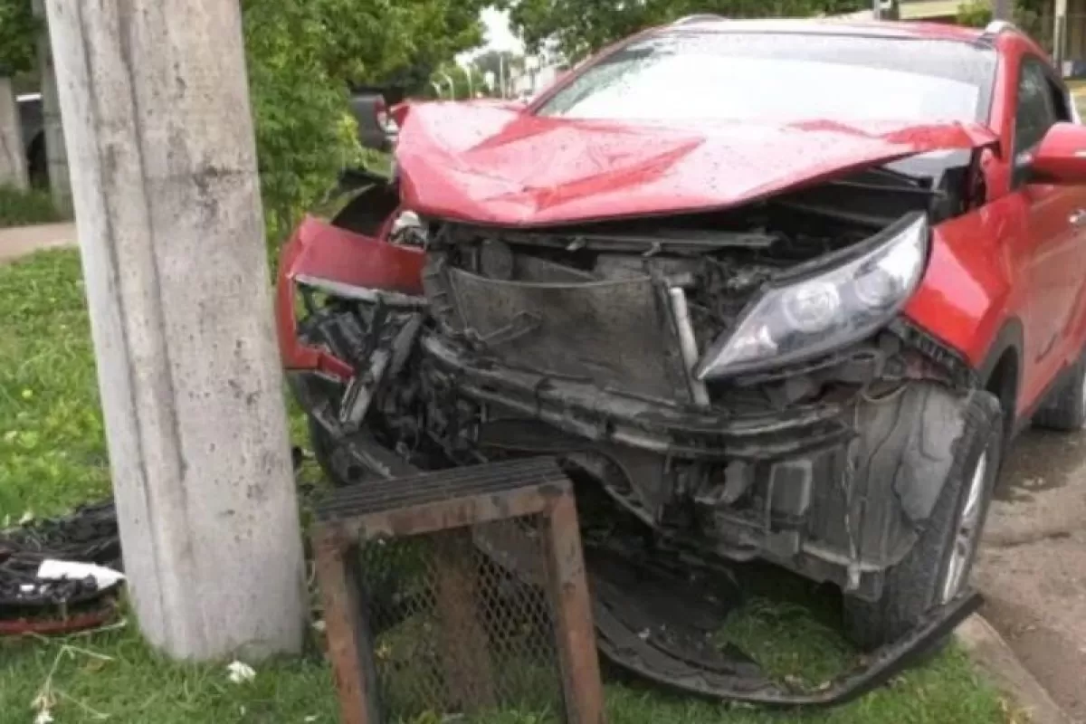 Crespo: un auto estrelló contra un poste y quedó destruido