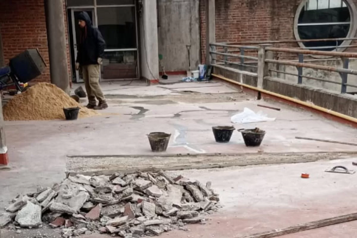Realizan obras en la escuela “Hellen Keller” por filtraciones y fallas en el sistema de agua