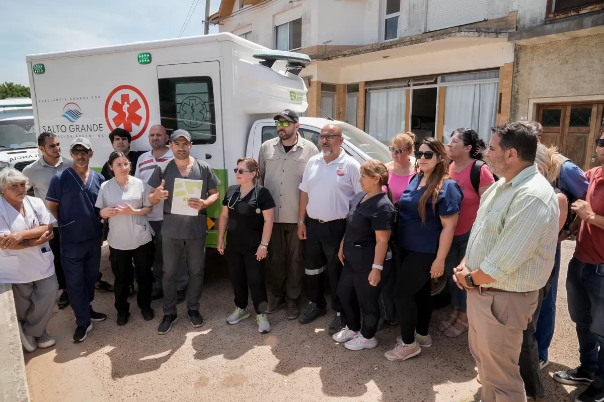 Salud entregó una ambulancia 4x4 de mediana complejidad al hospital de Villa Paranacito