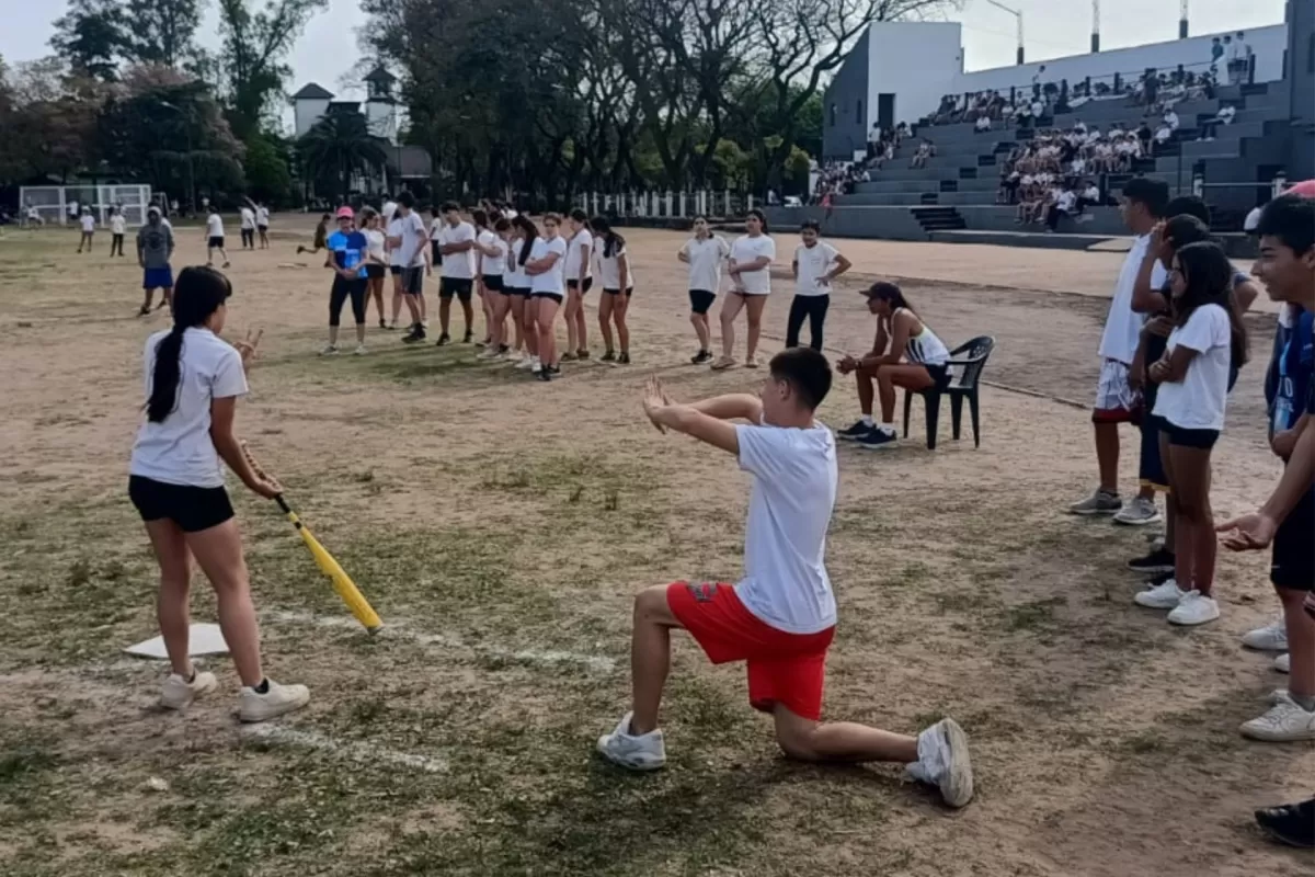 Más de 200 estudiantes participaron de un encuentro interescolar de sóftbol en Colón