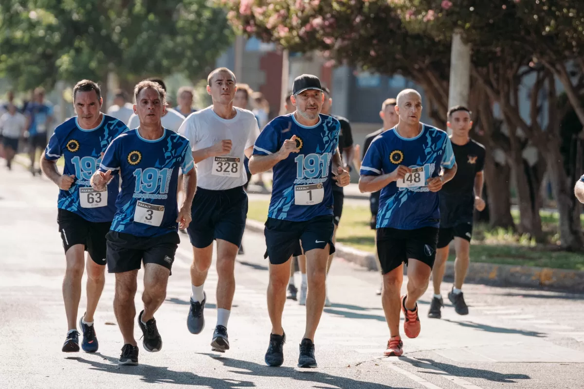 El gobernador Frigerio participó activamente de la carrera por el aniversario de la Policía de Entre Ríos