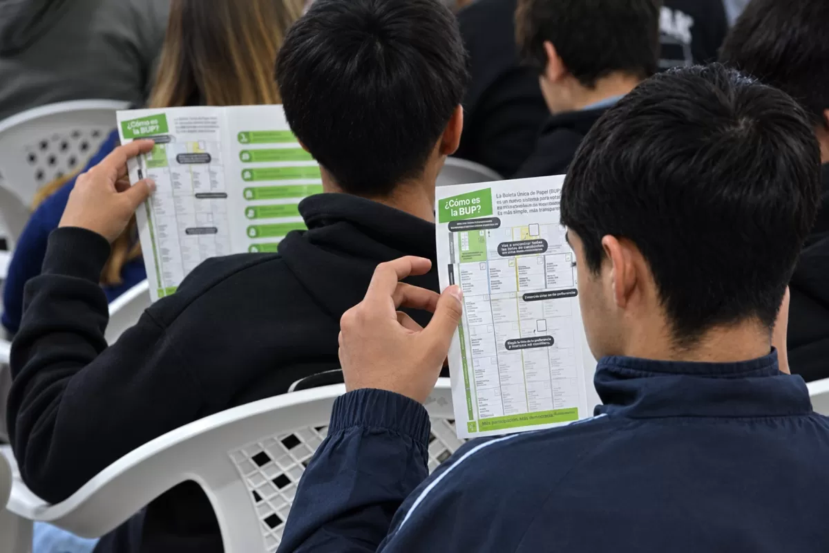 Contin&uacute;a la capacitaci&oacute;n a estudiantes secundarios en el uso de la Boleta &Uacute;nica de Papel