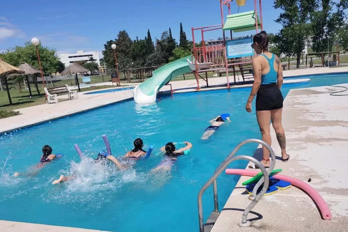 Más de 10.000 estudiantes de toda la provincia aprenden a nadar en las escuelas