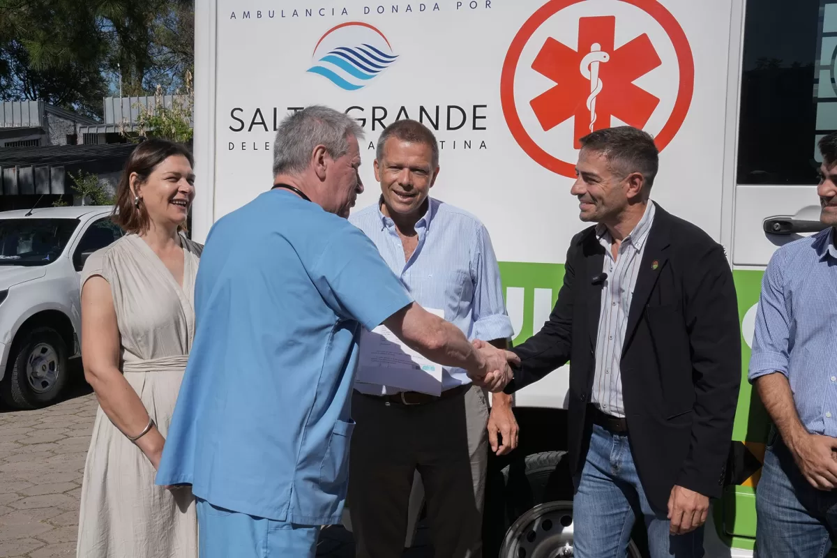 El Gobierno otorgó una ambulancia de mediana complejidad en La Paz