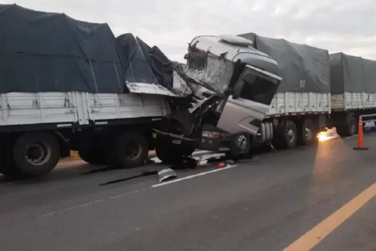 Impactante choque entre dos camiones en Ceibas: no se registraron heridos