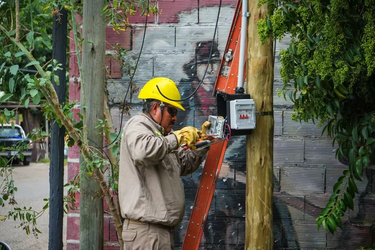 Enersa trabaja en Puerto S&aacute;nchez para regularizar las conexiones el&eacute;ctricas