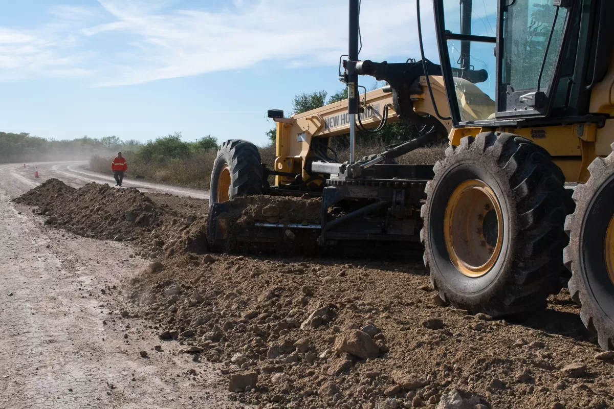 Trabajan en la conservación de la ruta provincial entre Viale y Maciá