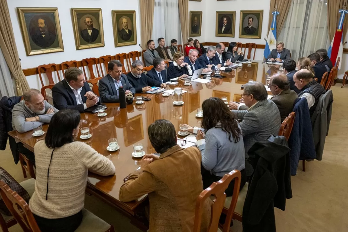 Frigerio encabezó una nueva reunión de Gabinete centrada en obras viales y cuidado del gasto público
