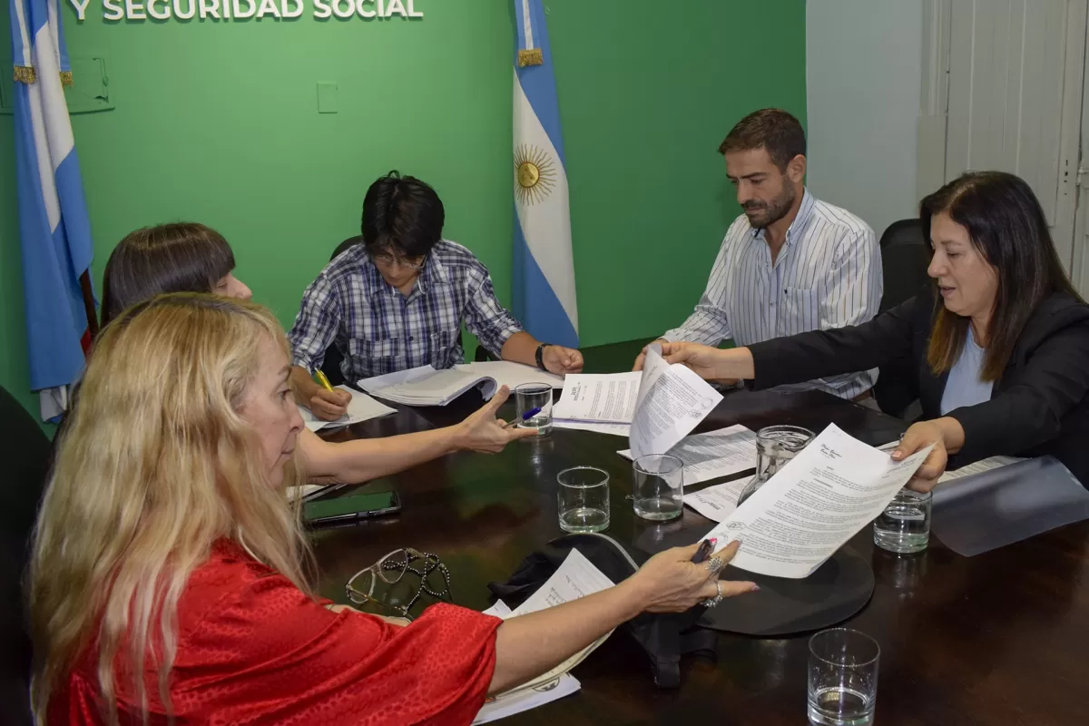 Se reunió la mesa paritaria sectorial de Salud: francos de Enfermería y Central de Camilleros, los principales temas