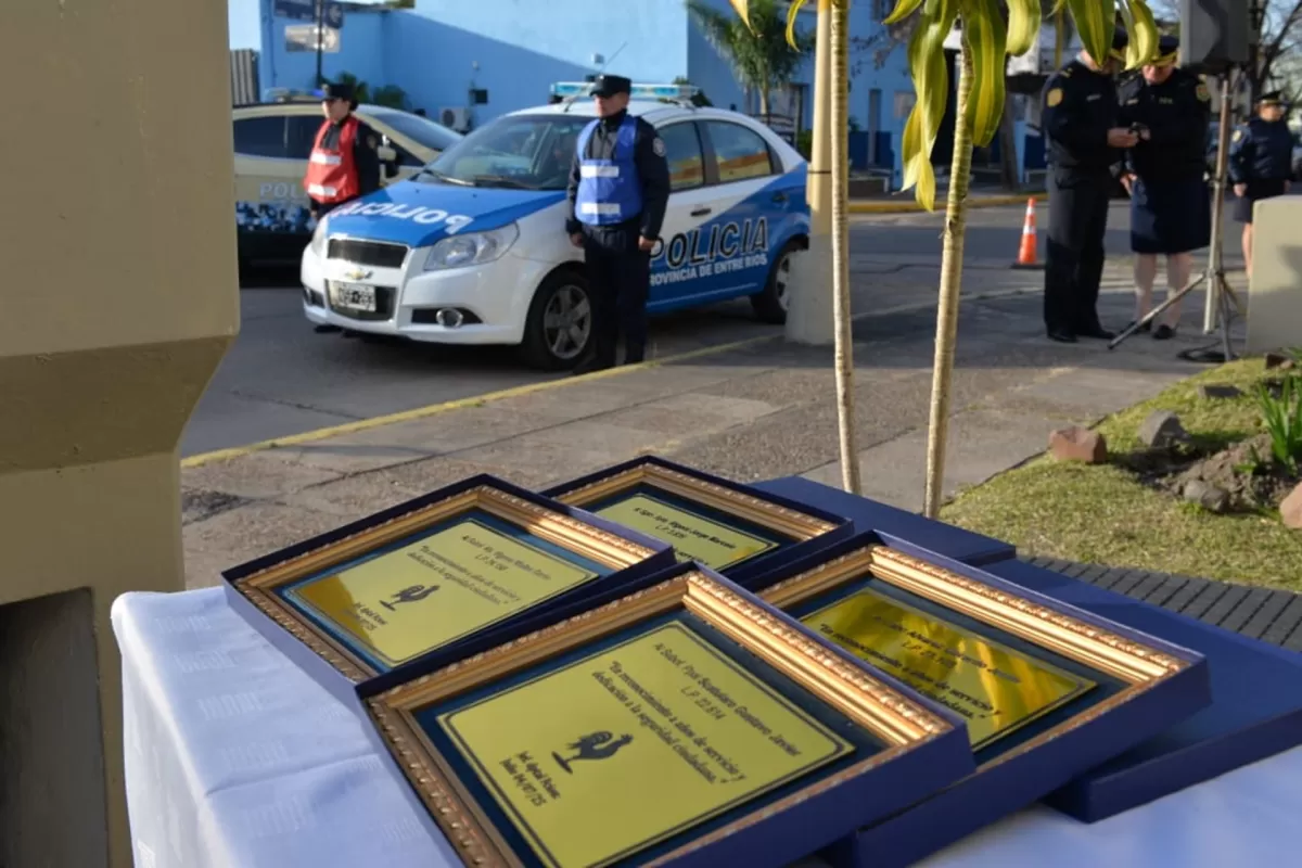 Entregaron un vehículo y reconocieron la labor policial en Federación