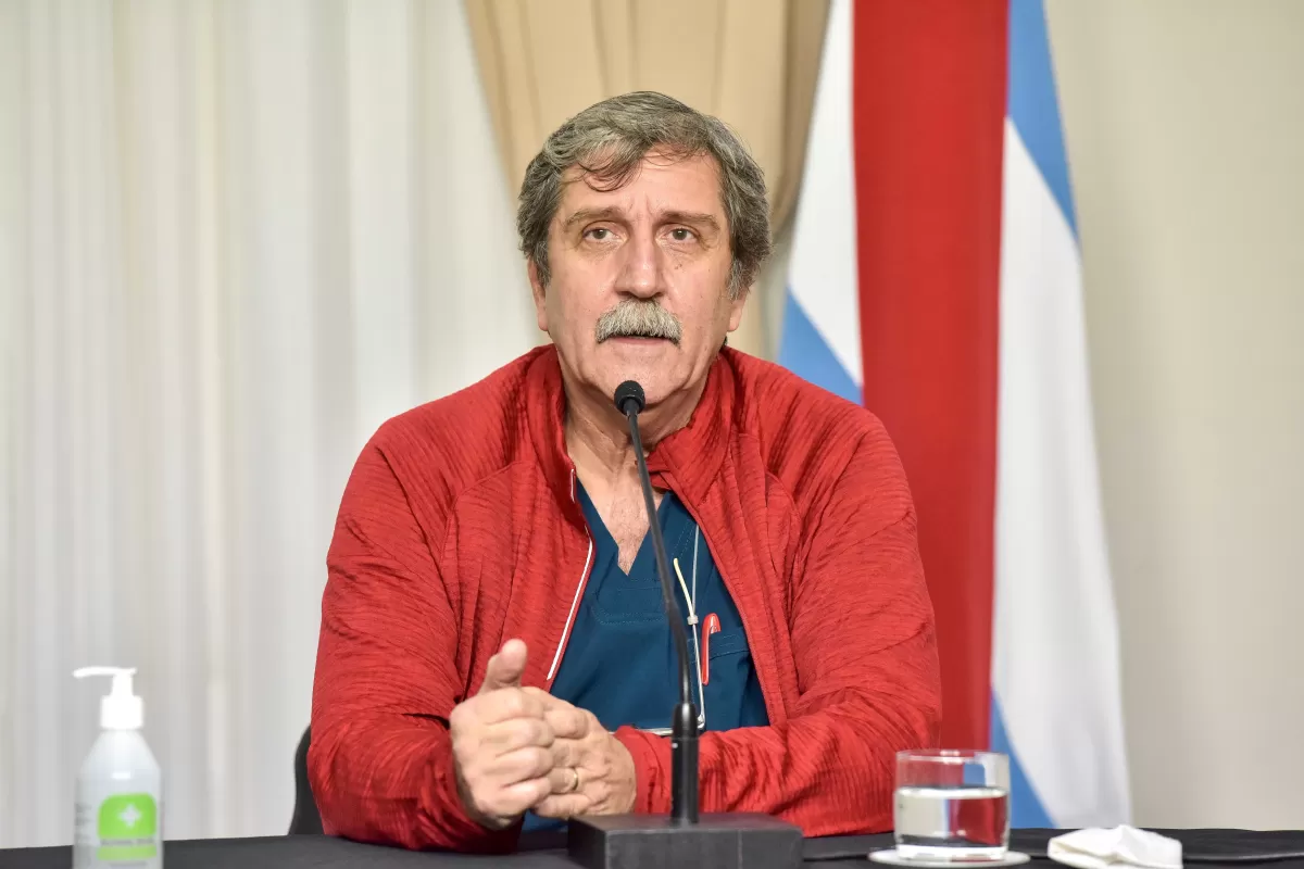 El ministro de Salud Guillermo Grieve se encuentra con dengue