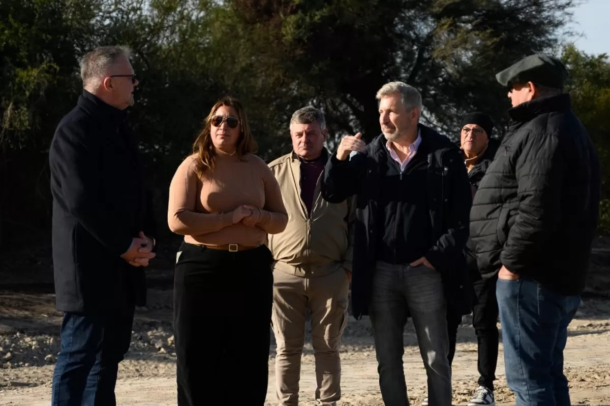 Frigerio recorri&oacute; las obras en el acceso pavimentado a Puerto Curtiembre