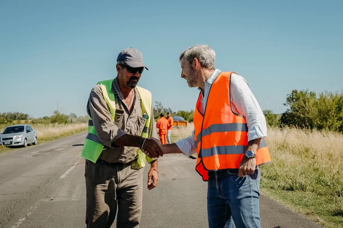 En ruta 20, Frigerio dio inicio formal al plan de recuperación vial entrerriano