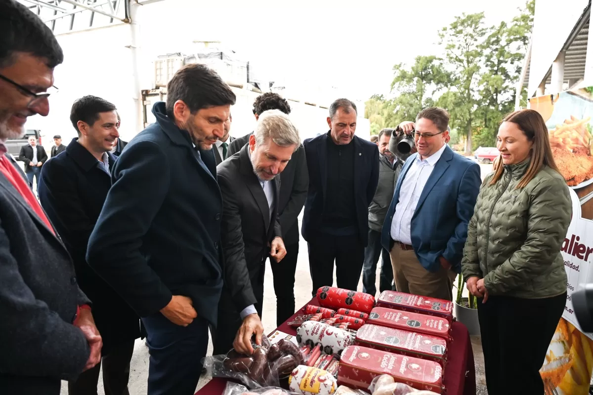 Frigerio y Pullaro entregaron el decreto de adhesi&oacute;n al RINI a Granalier