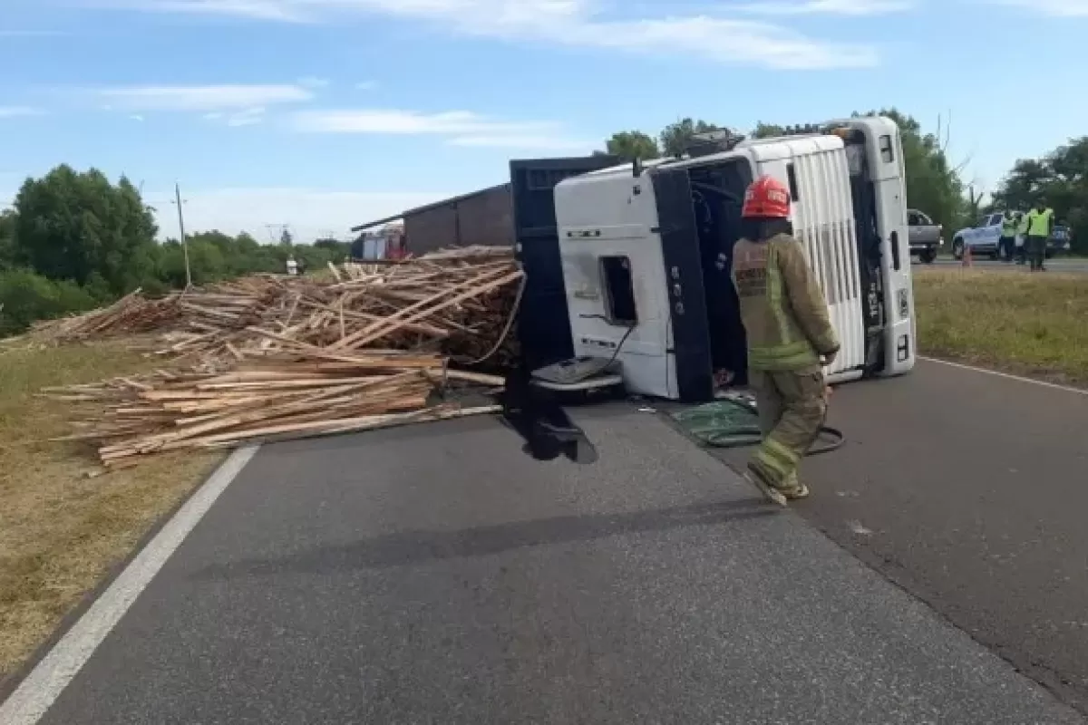 Volcó un camión con madera en Ruta 12