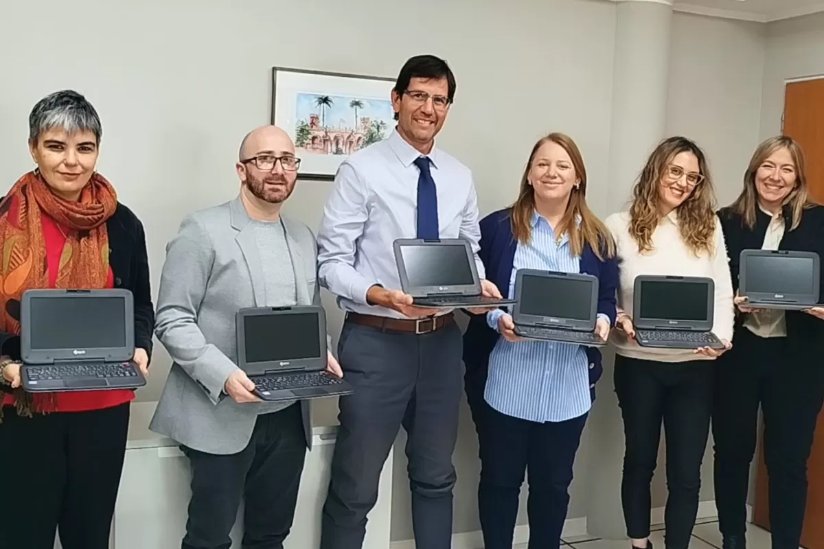 El Copnaf recibió del Iafas la donación de 12 netbooks