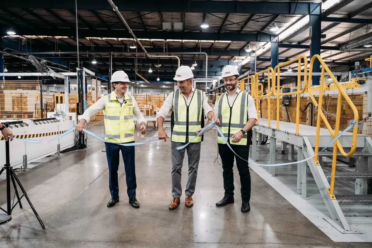Frigerio participó de la inauguración de una nueva línea de molduras en la empresa Egger