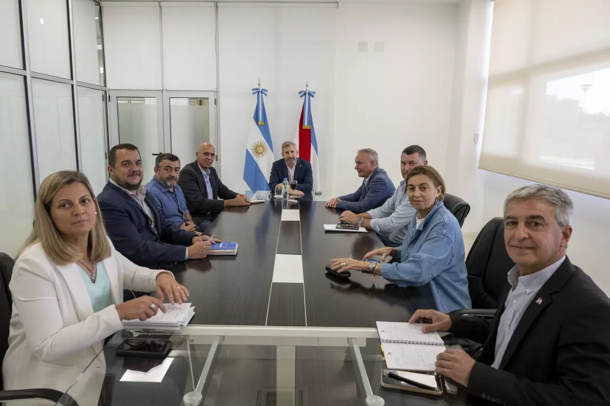 Frigerio se reunió con intendentes del área metropolitana de Paraná por el boleto estudiantil