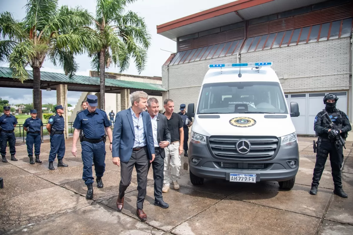 Frigerio entreg&oacute; m&oacute;viles y equipamiento a la Polic&iacute;a para reforzar la seguridad con tecnolog&iacute;a de punta