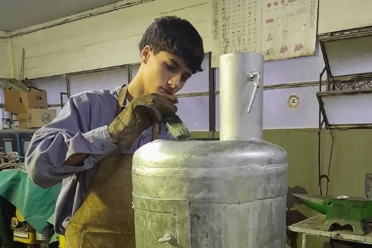 Estudiantes de la escuela técnica de Colón fabrican nuevamente estufas a leña