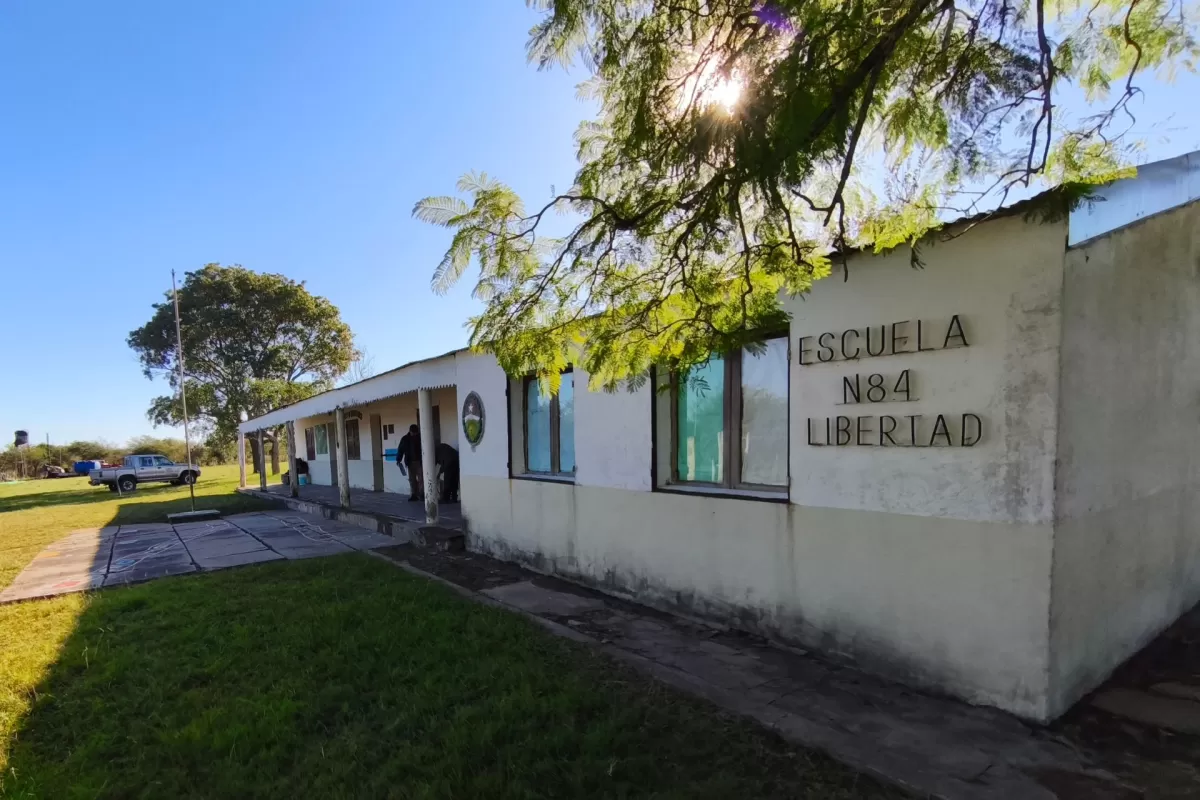 Ejecutan trabajos para restablecer el suministro de agua en la escuela N&ordm; 84 Libertad