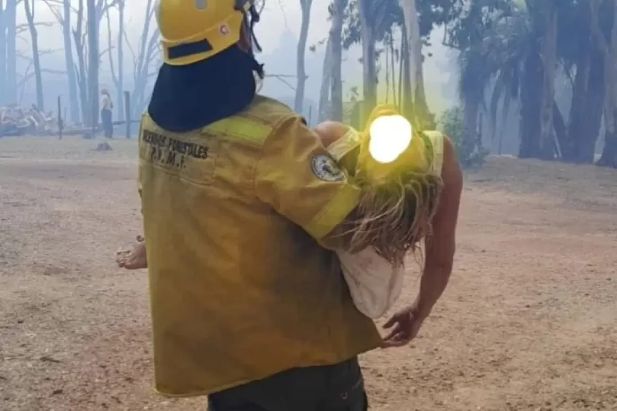 Rescataron a una mujer que se descompensó en medio de un incendio en Estancia Grande