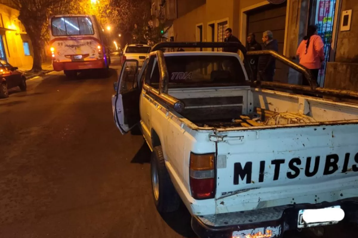 Concordia: Un colectivo embistió a una camioneta estacionada y el conductor sufrió la amputación de un dedo
