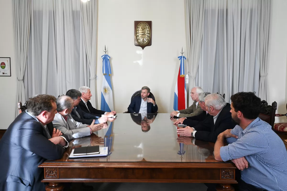 Frigerio recibi&oacute; a representantes de CRA y Farer para analizar la situaci&oacute;n de los caminos rurales