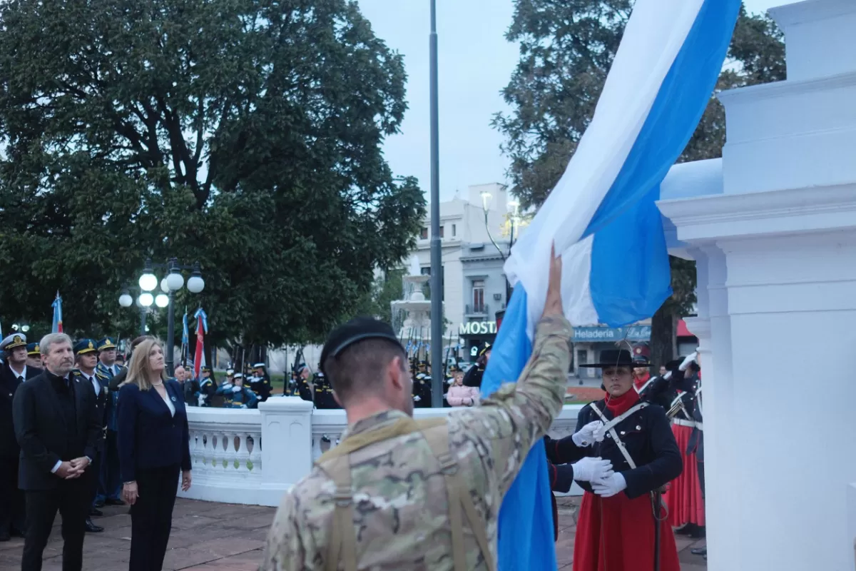 La Revolución de Mayo se conmemoró con un acto y desfile en avenida Alameda de la Federación