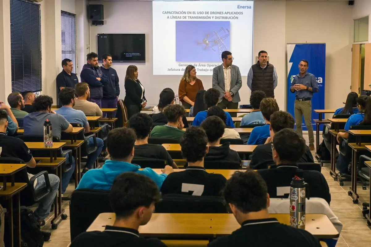 Enersa brind&oacute; una charla sobre el uso de drones a estudiantes de escuela t&eacute;cnica
