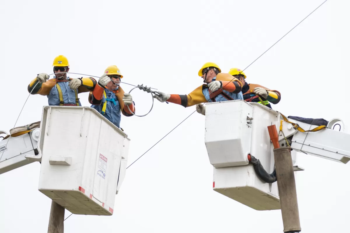 Continúan trabajando para reponer el servicio eléctrico en las zonas afectadas por el temporal