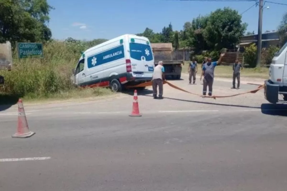 Paraná: una ambulancia despistó y cayó en una zanja