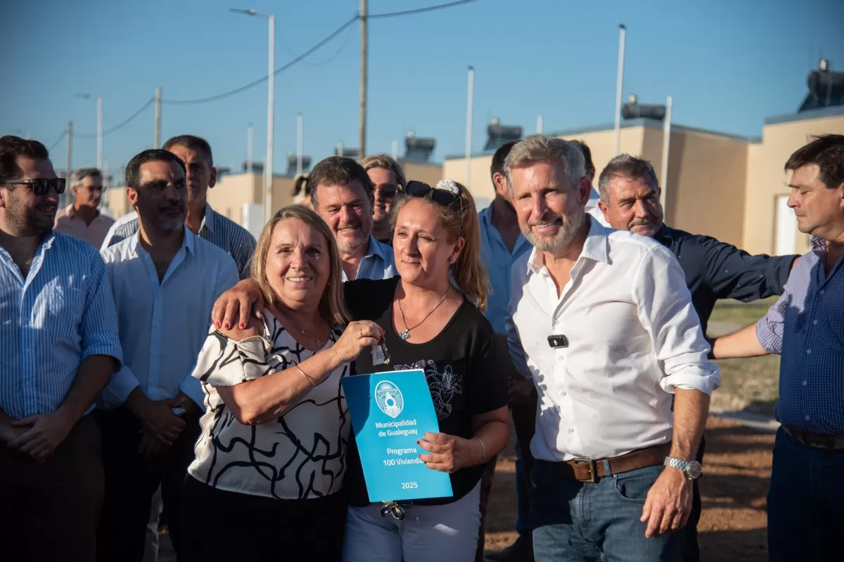 Frigerio entreg&oacute; viviendas a 100 familias de Gualeguay
