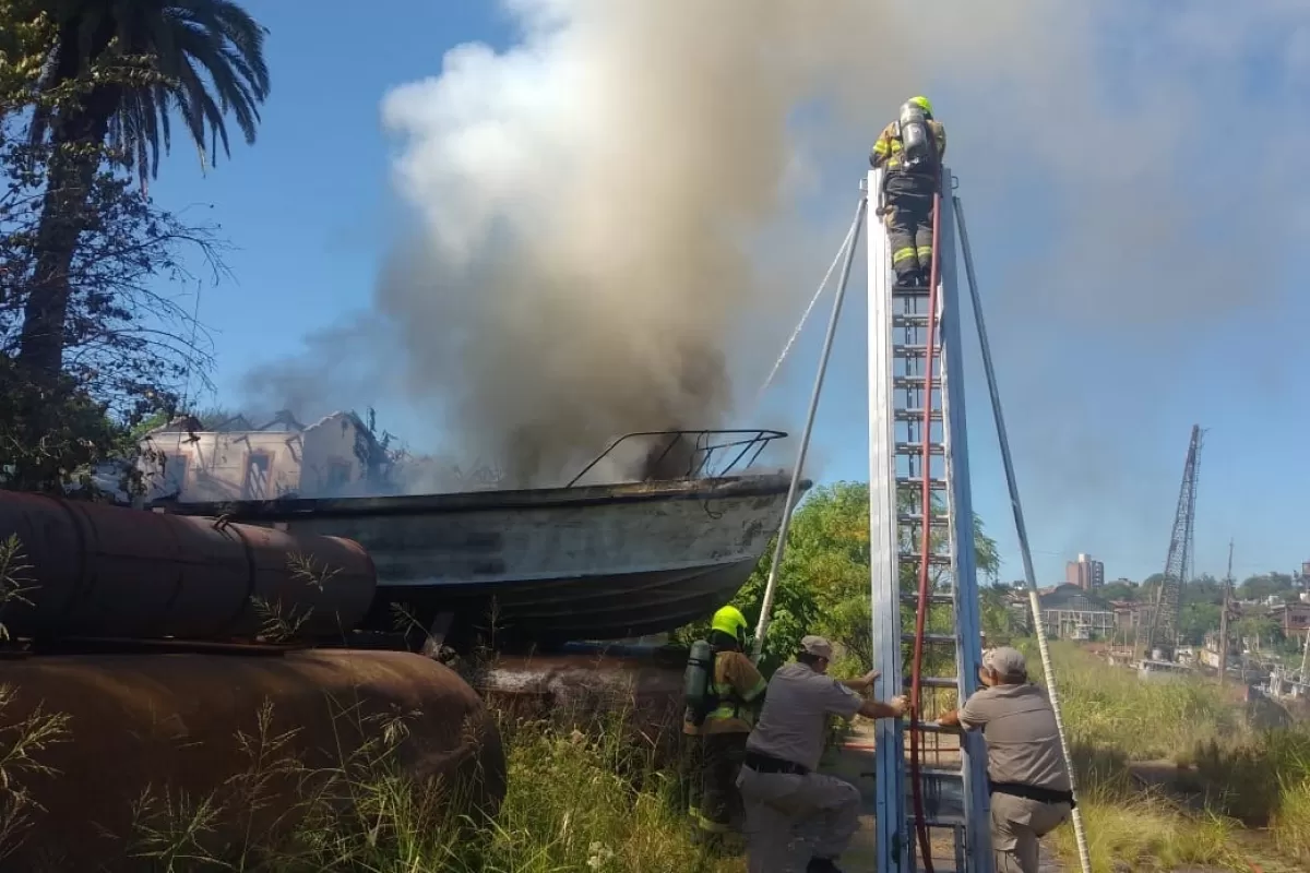 Paraná: se incendió un barco abandonado y generó una densa humareda en la zona del Puerto Nuevo