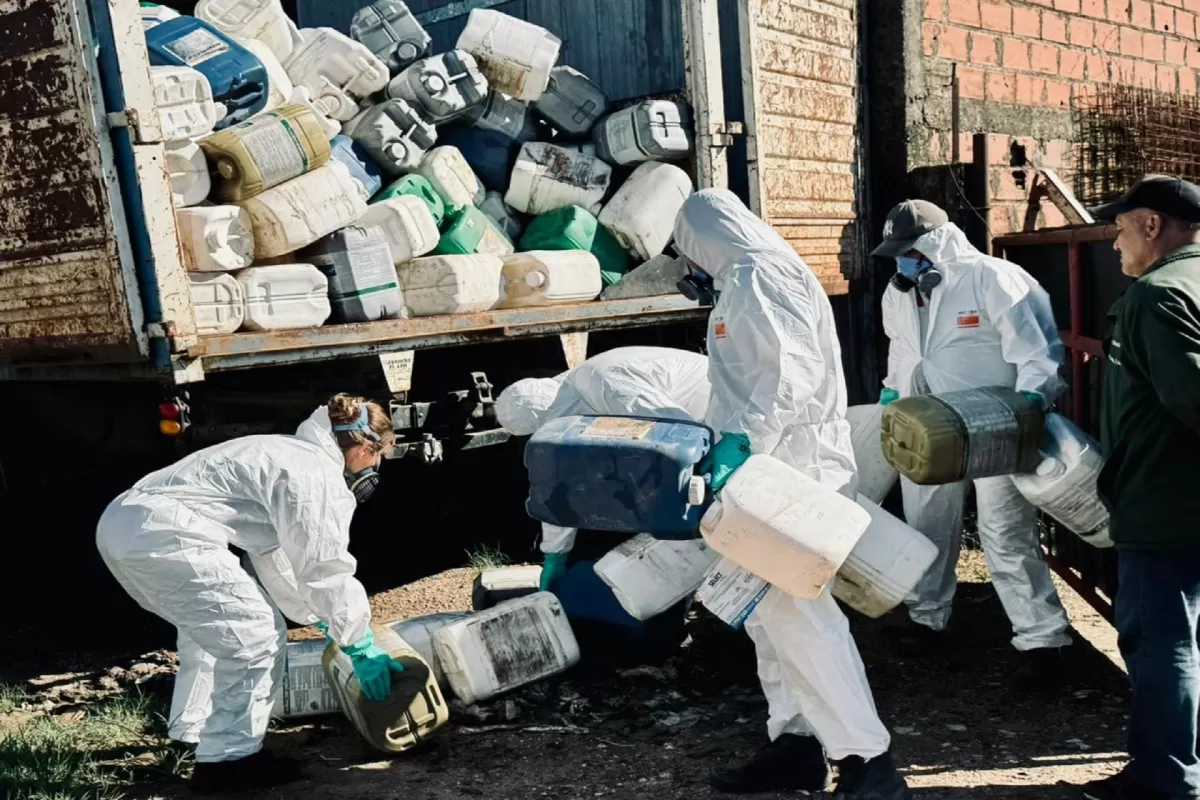 La Provincia intervino un acopio ilegal en Rosario del Tala y retir&oacute; m&aacute;s de 2000 bidones de fitosanitarios