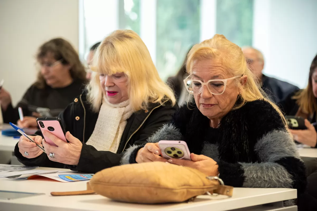 Abren inscripciones para capacitar a personas mayores en el uso de herramientas digitales