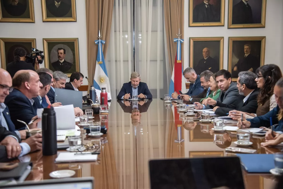 Frigerio encabez&oacute; una nueva reuni&oacute;n de gabinete con foco en la gesti&oacute;n y la seguridad en escuelas