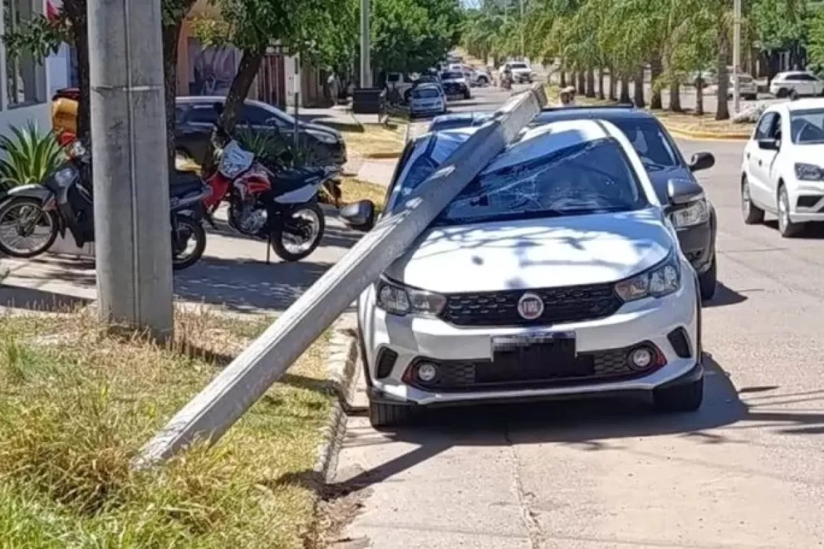 Chajarí: camionero rozó una columna de luz y cayó sobre un auto