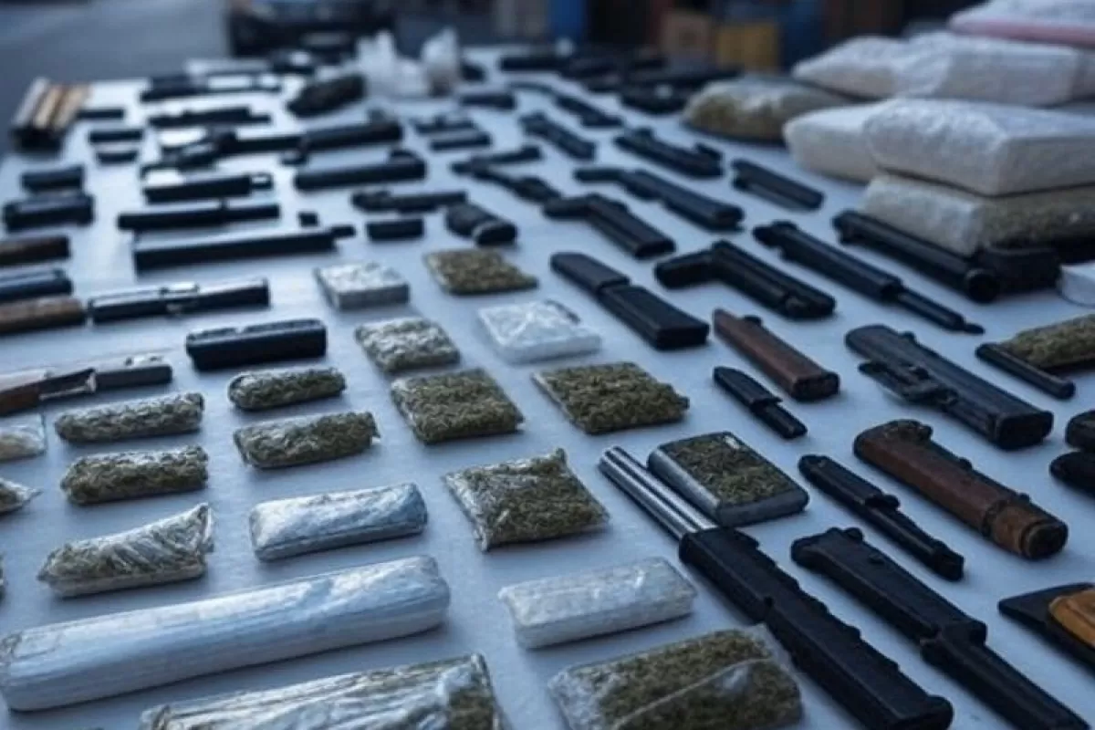 En medio de la búsqueda de un can que mordió a una mujer, hallan armas de guerra y drogas en barrio Consejo de Paraná