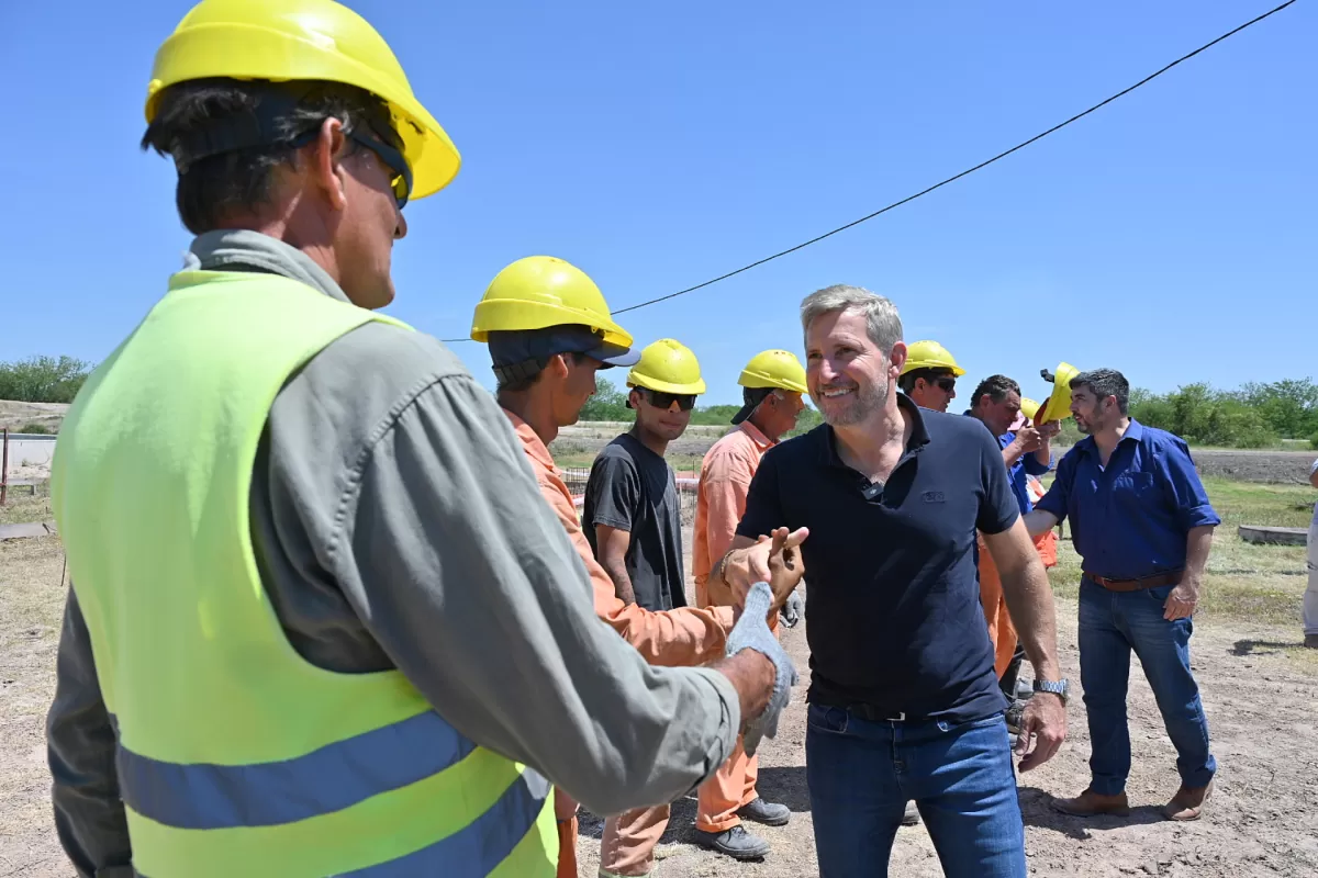Frigerio visitó una obra de saneamiento cloacal que dará solución definitiva a los vecinos de Villaguay