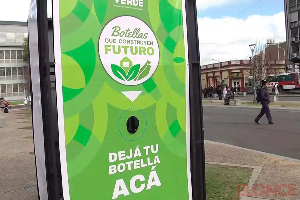 Entre Ríos lanza una campaña para construir aulas con ladrillos hechos de botellas recicladas