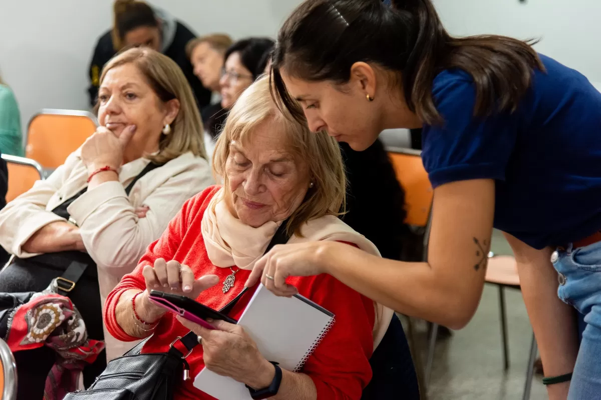 Capacitarán a 2.500 adultos mayores en habilidades digitales