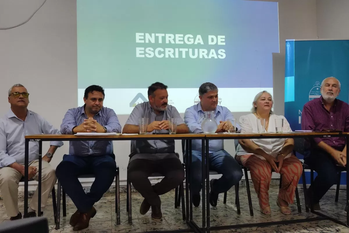 Familias de Ibicuy recibieron las escrituras de sus viviendas