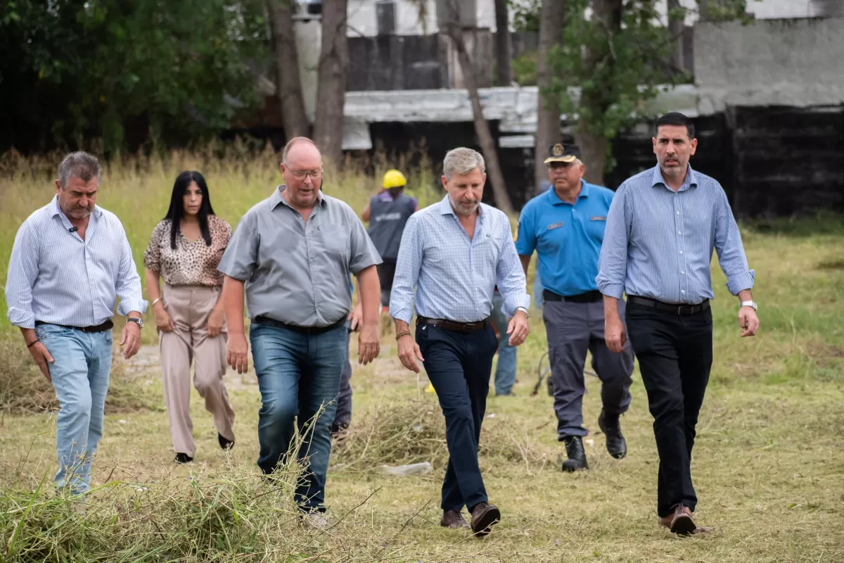 Frigerio supervis&oacute; en Paran&aacute; tareas de mantenimiento escolar realizadas por internos del Servicio Penitenciario