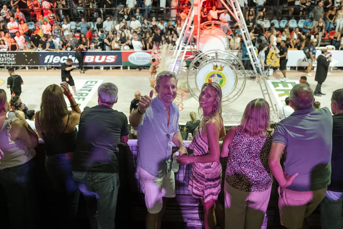 Frigerio disfrut&oacute; de los corsos de Gualeguay en la segunda noche de presentaci&oacute;n