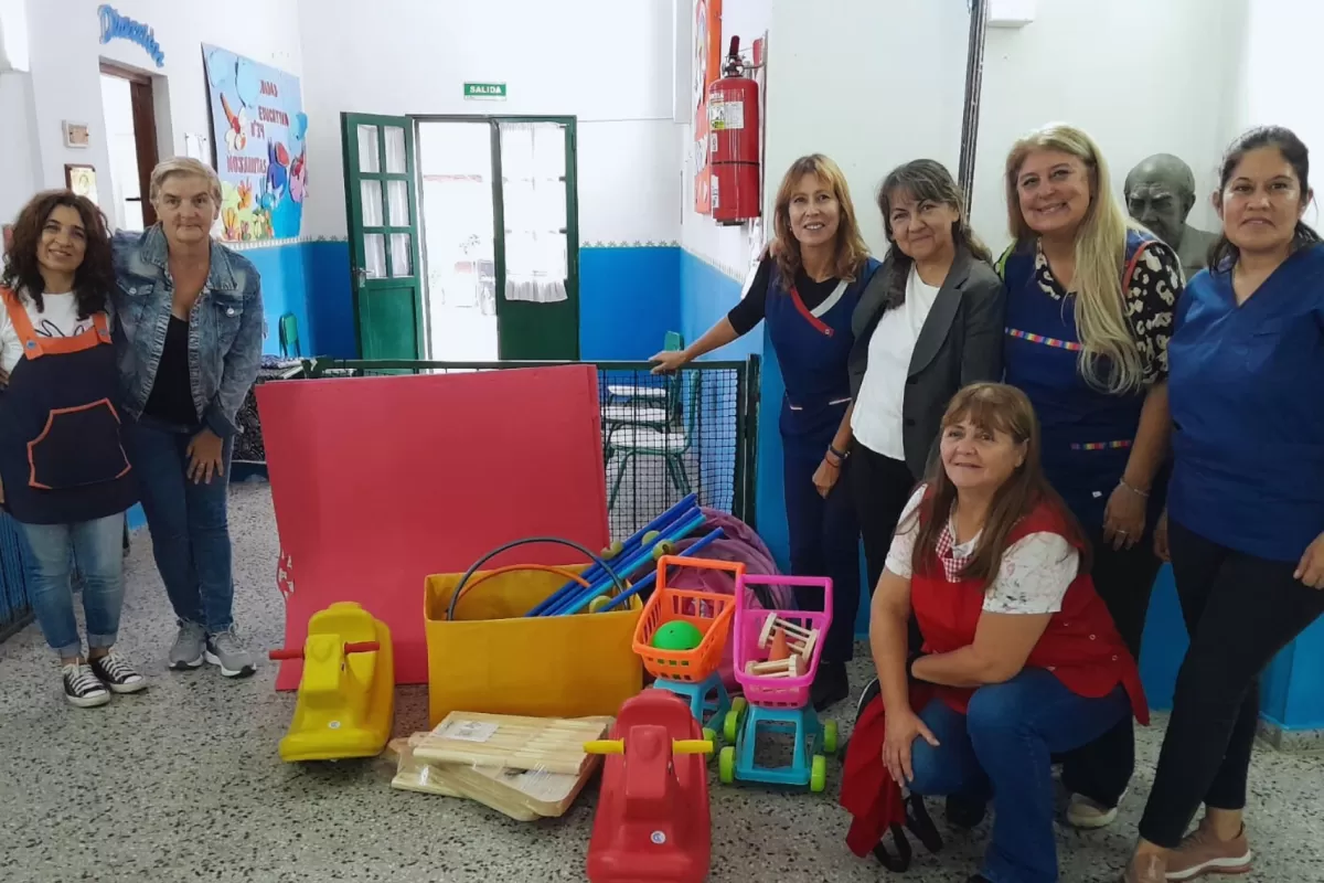 Mes de los jardines: Entrega de materiales pedagógicos y homenaje a una docente
