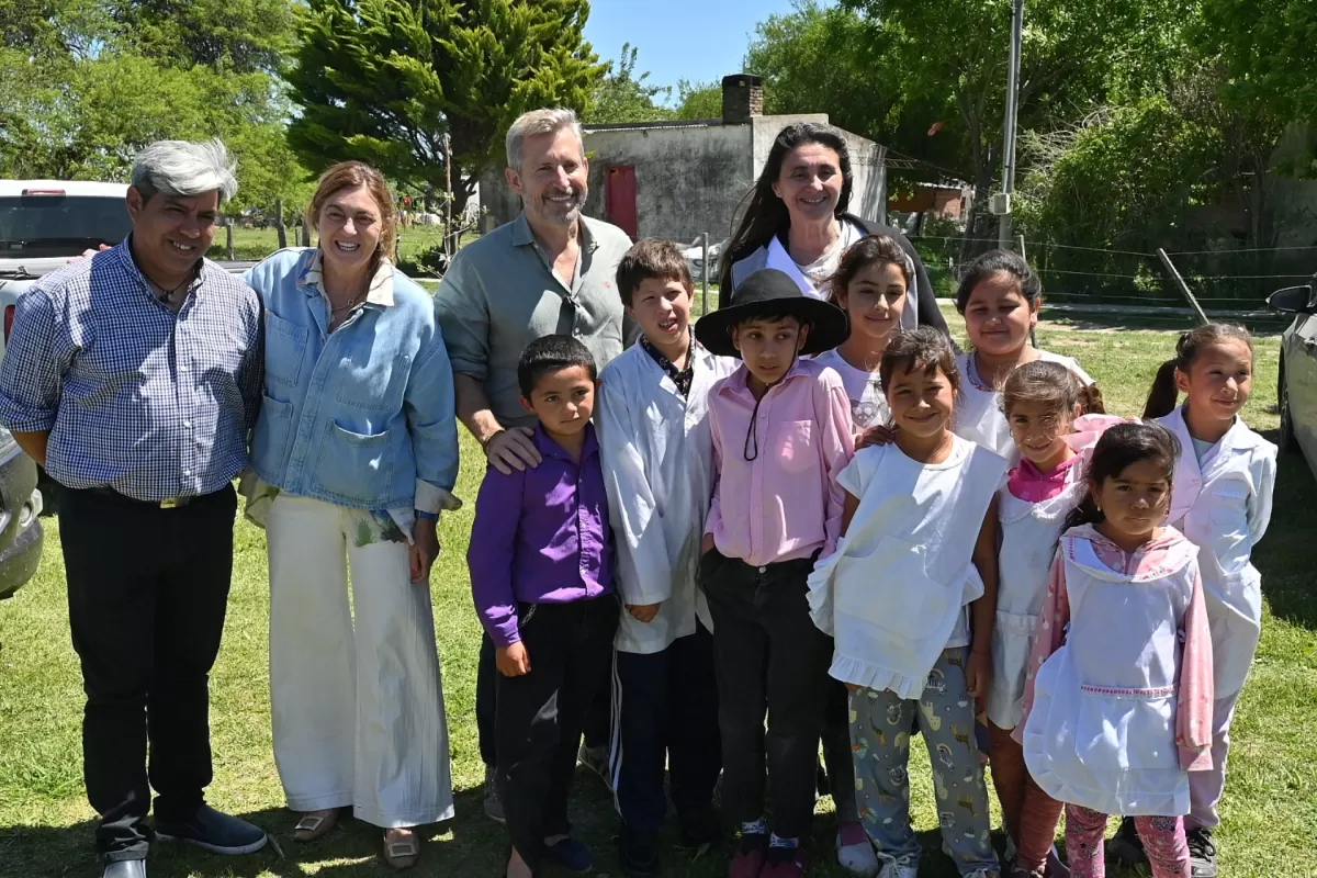 Frigerio recorrió la obra de refacción en la escuela rural 29 del departamento Gualeguay