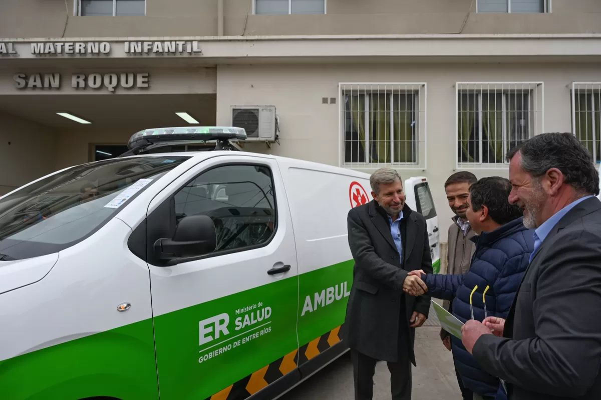 Cuatro nuevas ambulancias y dos motos fueron entregadas a los hospitales San Mart&iacute;n y San Roque de Paran&aacute; y al 107