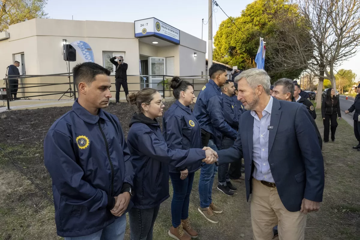 El gobernador inauguró un destacamento policial en Paraná y entregó móviles y armas no letales